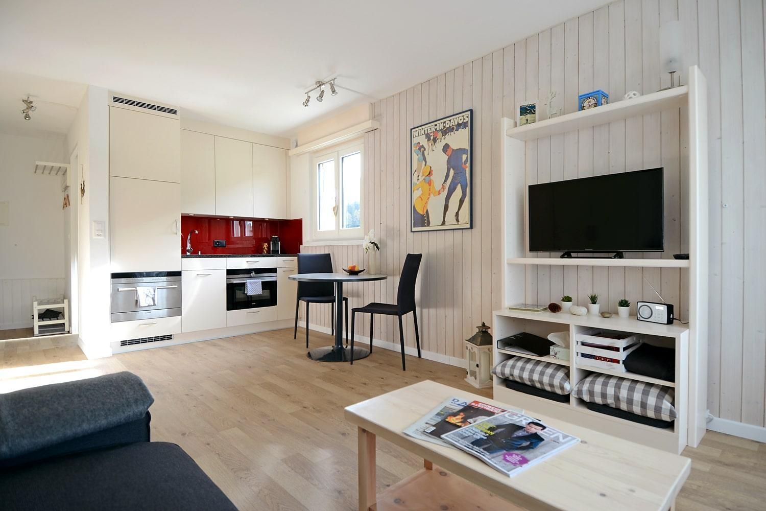 Wohnbereich mit Tisch und Küche - Ferienwohnung Studio 25 - Haus Green - Davos Platz