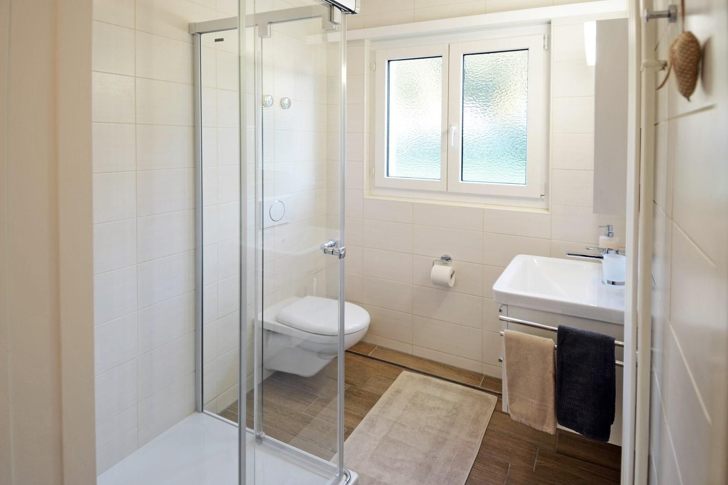 Badezimmer mit WC und Dusche - Ferienwohnung Studio 25 - Haus Green - Davos Platz