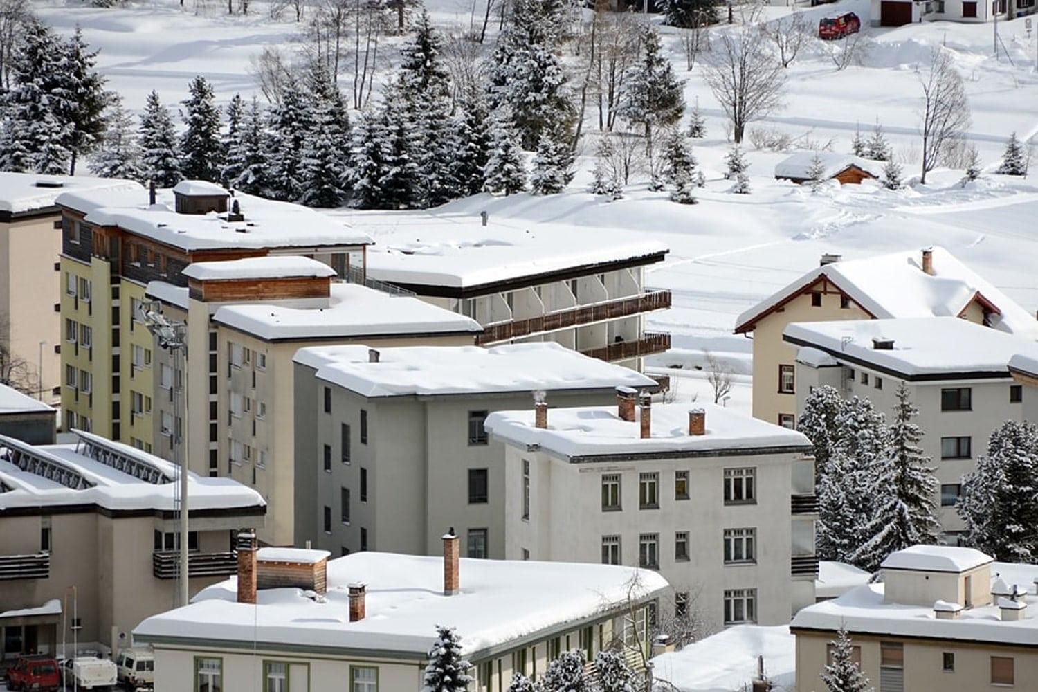 Winteransicht Haus Green im Hintergrund Langlaufloipe auf Golfplatz Davos Platz