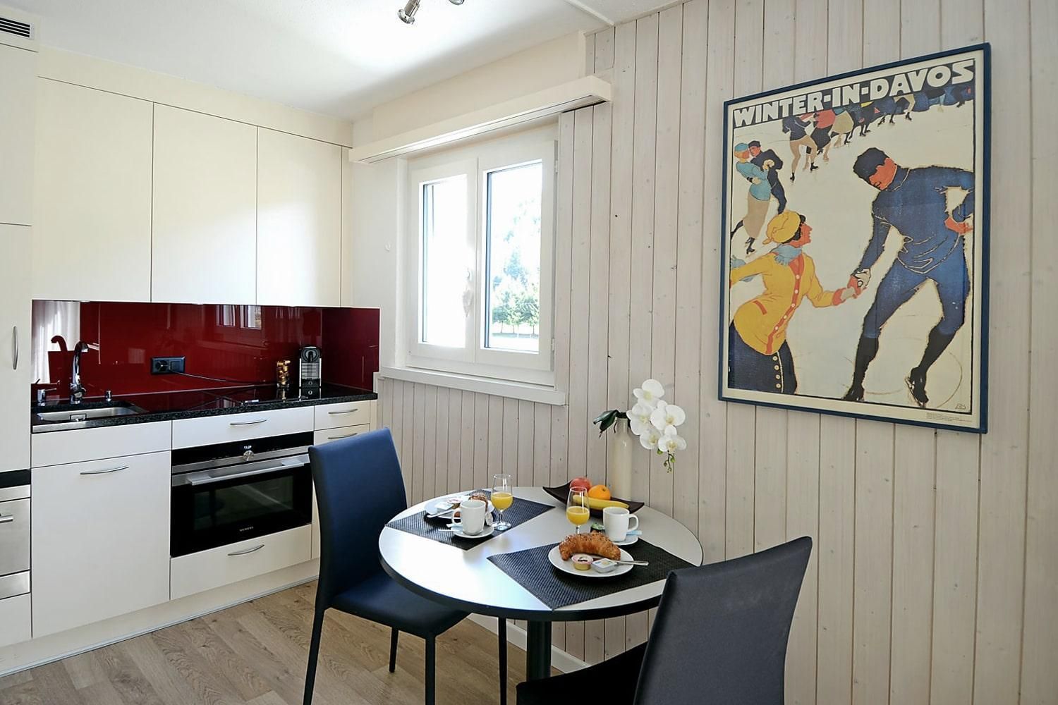 Essbereich mit Küche - Ferienwohnung Studio 25 - Haus Green - Davos Platz