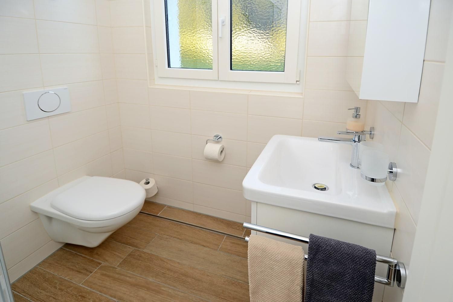 Bad: WC mit Lavabo - Ferienwohnung Studio 25 - Haus Green - Davos Platz