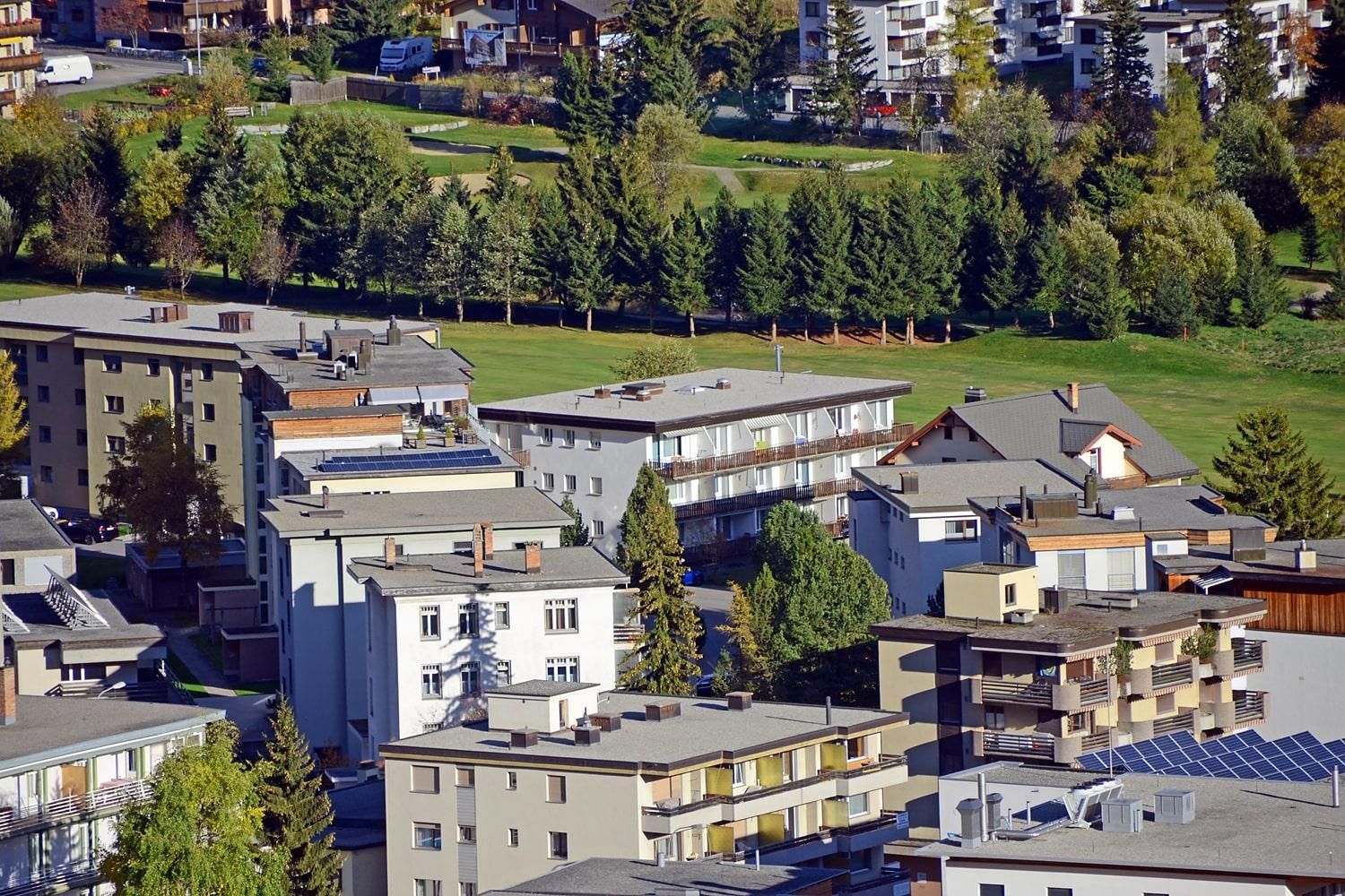 Haus Green im Zentrum von Davos Platz mit Golfplatz im Hintergrund